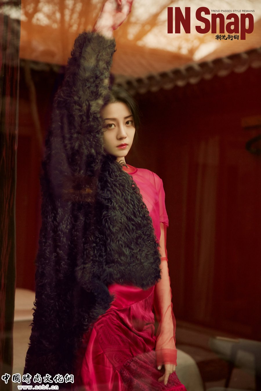 李溪芮大片曝光:京妞儿演绎别样的胡同风情